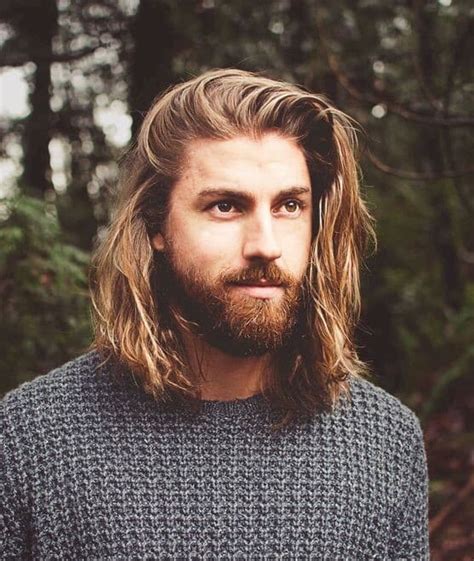 homme cheveux long|Cheveux longs pour homme : 15 coiffures tendance。